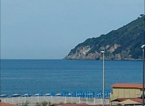 A MARE con vista sul mare a 50 mt Marinella Di Sarzana